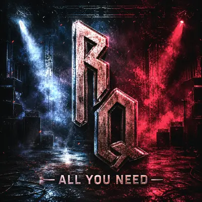 Cover All You Need: das RQ-Logo aus Metall zwischen rotem und blauem Licht