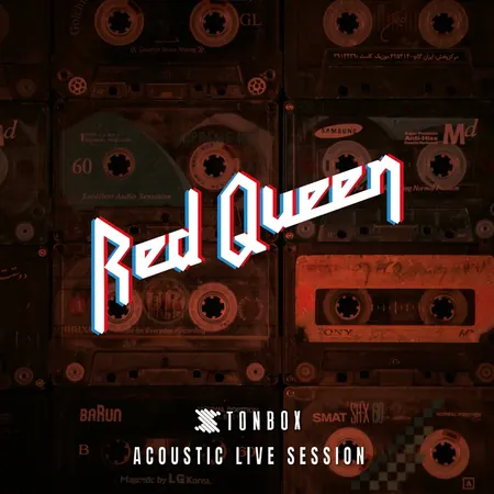 Cover Tonbox Acoustic Live Session: Red-Queen-Logo vor gestapelten Musikkassetten